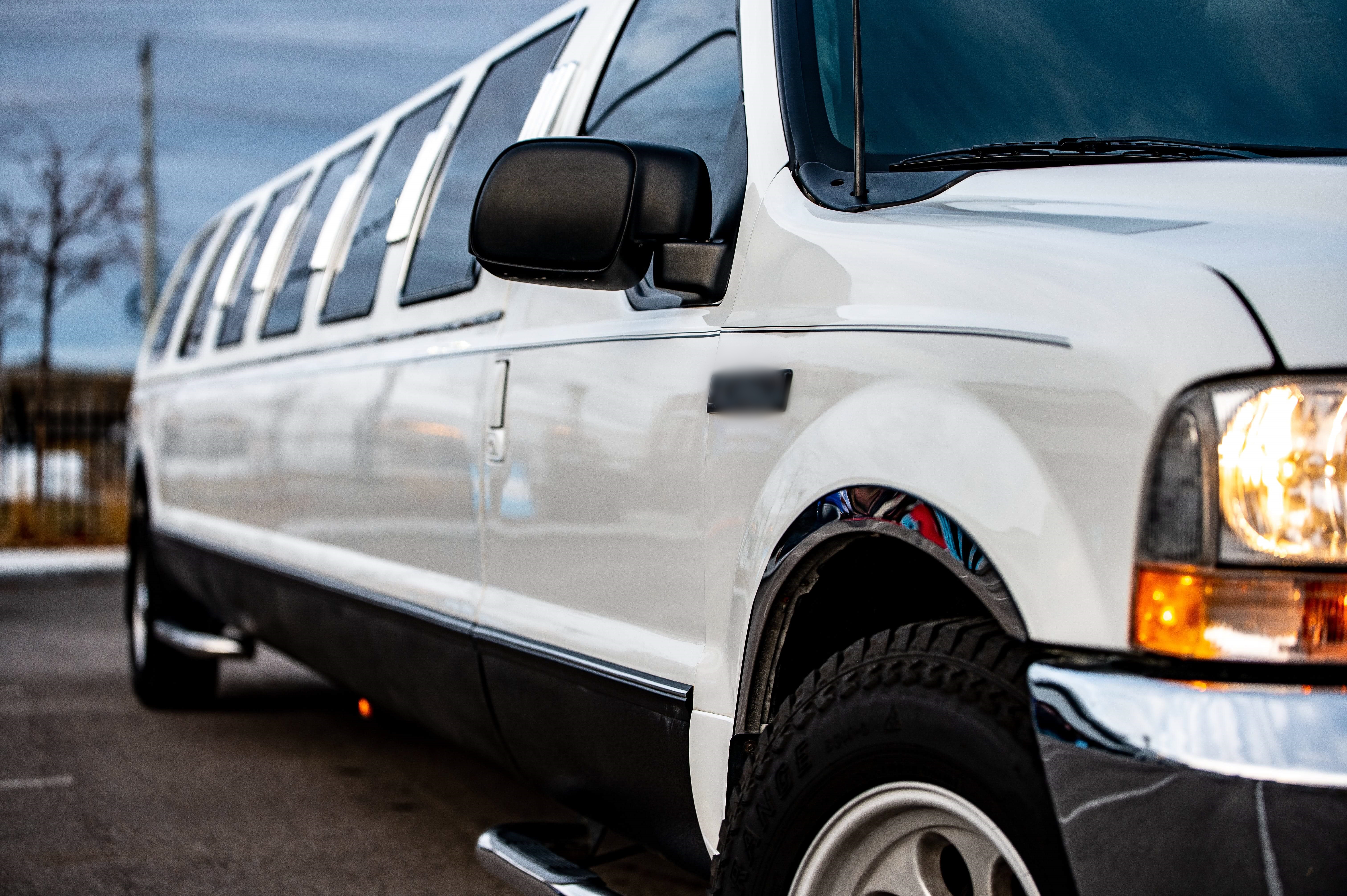 10 Must-Have Features for a Luxury Limo this Holiday Season in New York City