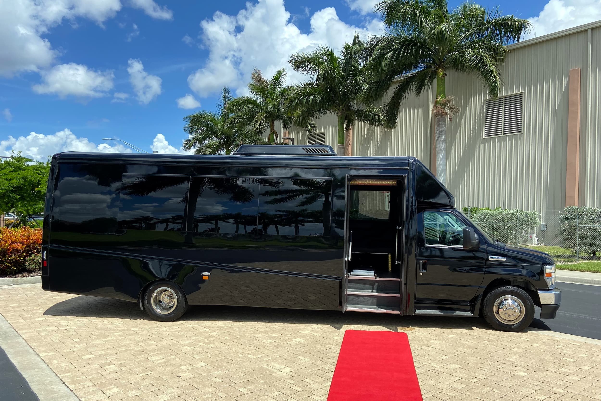 Choosing Between Party Buses for Events and Stretch Limousines for Events in New York City
