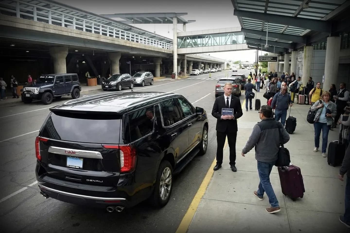 Connecticut Airport Car Service Luxury black car service for airport pickup and drop-off in Connecticut