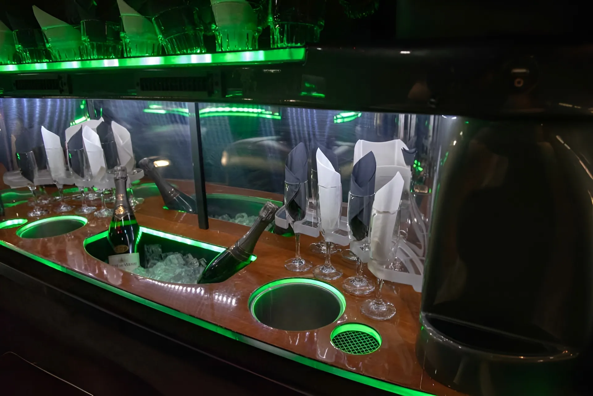 Black-Lincoln-MKT-Limo-Rental (1) Black-Lincoln-MKT-Limo-Rental (1)